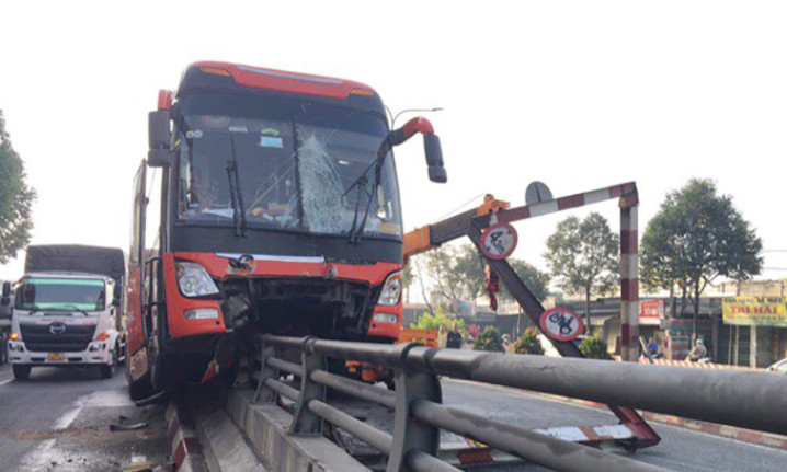 Xe giường nằm tông vào lan can hầm chui
