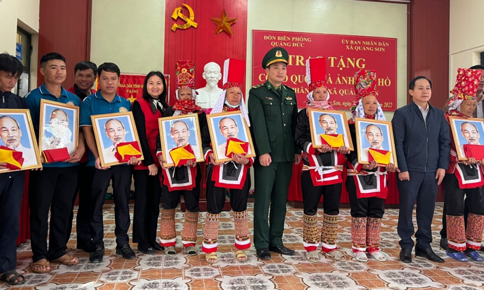Tặng cờ Tổ quốc, ảnh Bác Hồ cho người dân khu vực biên giới
