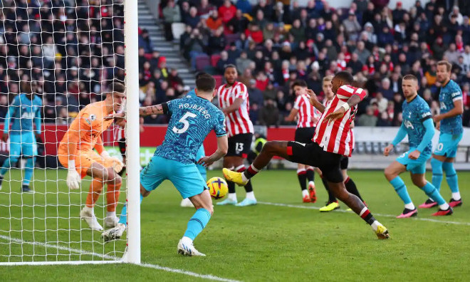 Tottenham hoà dù bị dẫn hai bàn ở Ngoại hạng Anh
