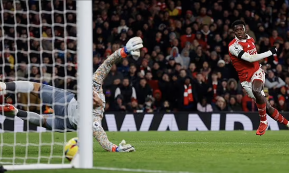 Arsenal bỏ cách Man City 8 điểm