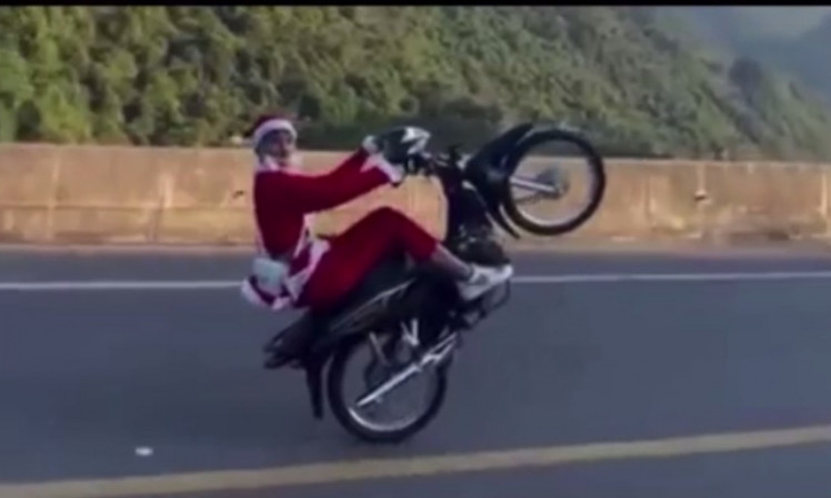 Khởi tố "ông già Noel" bốc đầu xe máy trên cao tốc