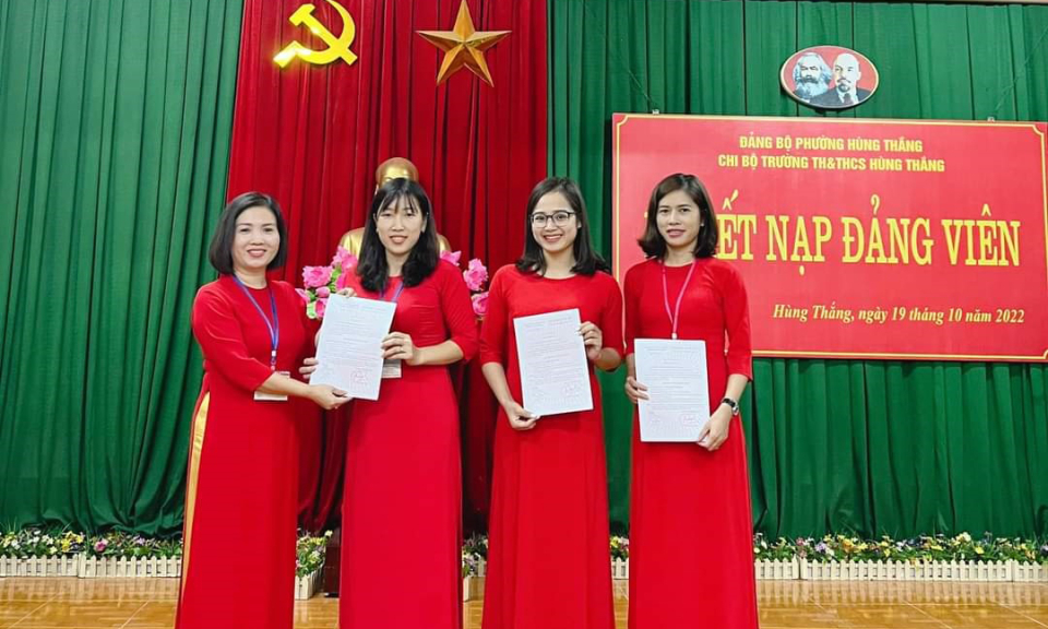 Hoàn thành chỉ tiêu kết nạp đảng viên mới
