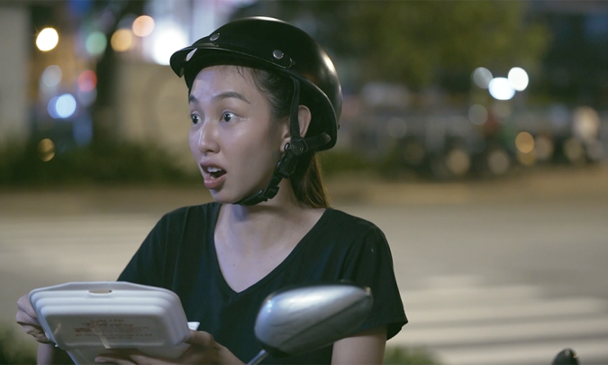 Thuỳ Tiên làm xe ôm, bán hàng rong để khám phá cuộc sống đêm Sài Gòn