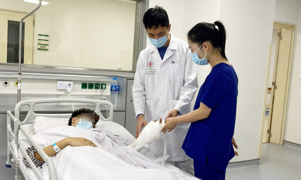 Pháo nổ nát bàn tay nam sinh 16 tuổi