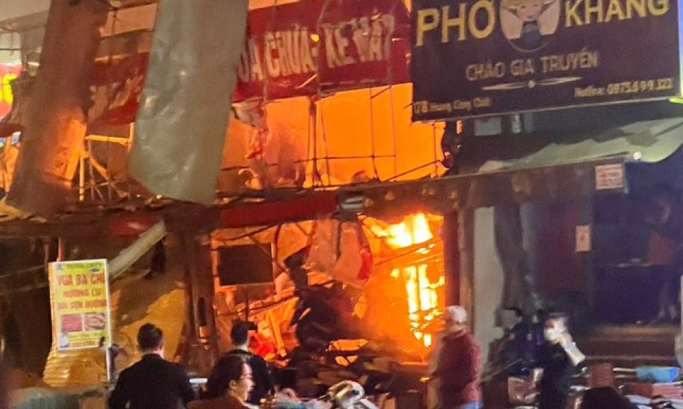 Hà Nội: Cháy tiệm sửa chữa xe máy kèm tiếng nổ lớn, nhiều người bị thương