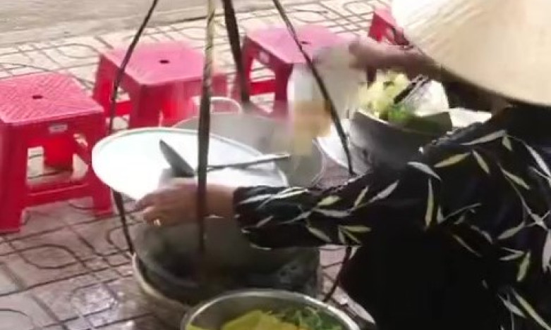 Phạt tiếp người bán hàng rong đổ nước lèo thừa vào nồi
