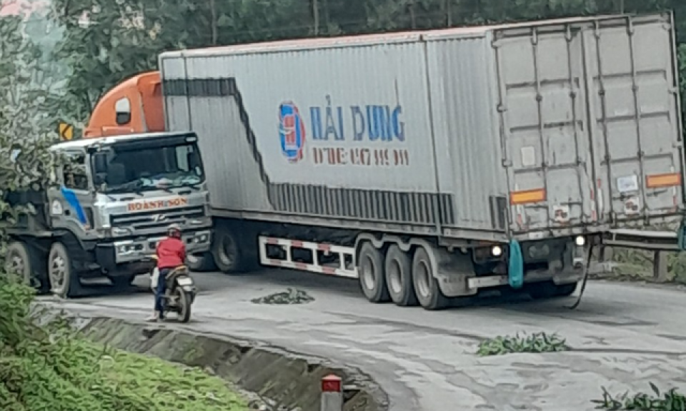 Cần khẩn trương ngăn chặn xe thùng tự chế 'giả mạo container'