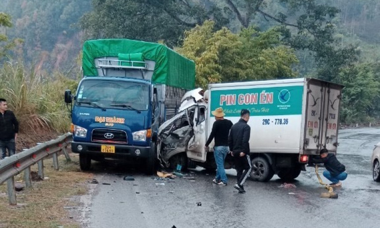 Liên tiếp xảy ra 3 vụ tai nạn trên Quốc lộ 6 khiến 2 người bị thương