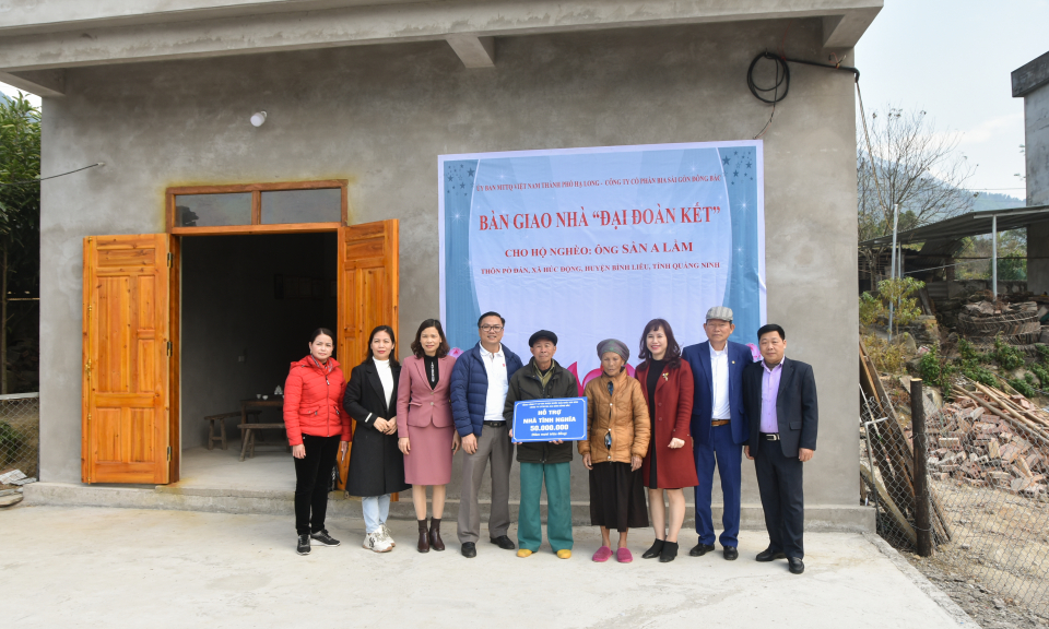 Bàn giao kinh phí hỗ trợ xây nhà Đại đoàn kết cho hộ nghèo tại huyện Bình Liêu