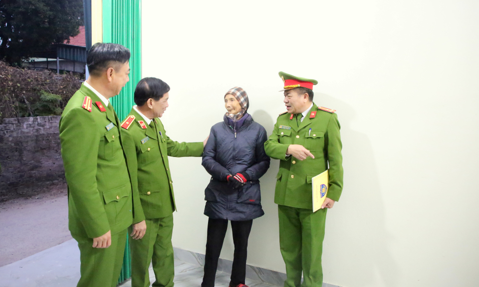 Trung đoàn CSCĐ Đông Bắc trao nhà tình thương cho phụ nữ neo đơn có hoàn cảnh khó khăn tại TX Quảng Yên