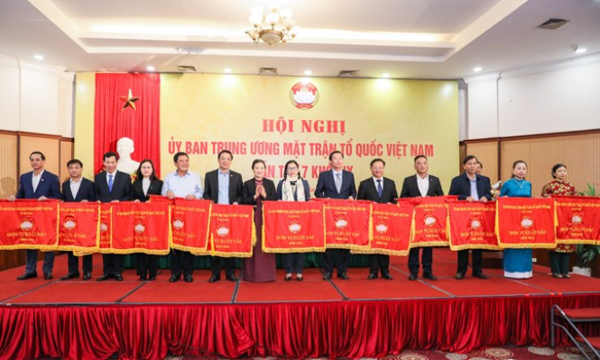 Ủy ban MTTQ tỉnh Quảng Ninh nhận Cờ thi đua xuất sắc năm 2022