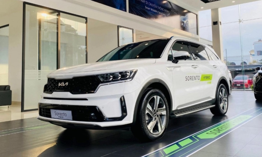 Kia Sorento mới đổ bộ đại lý Việt, giá bán khiến Hyundai Santa Fe và Toyota Fortuner ngẩn ngơ
