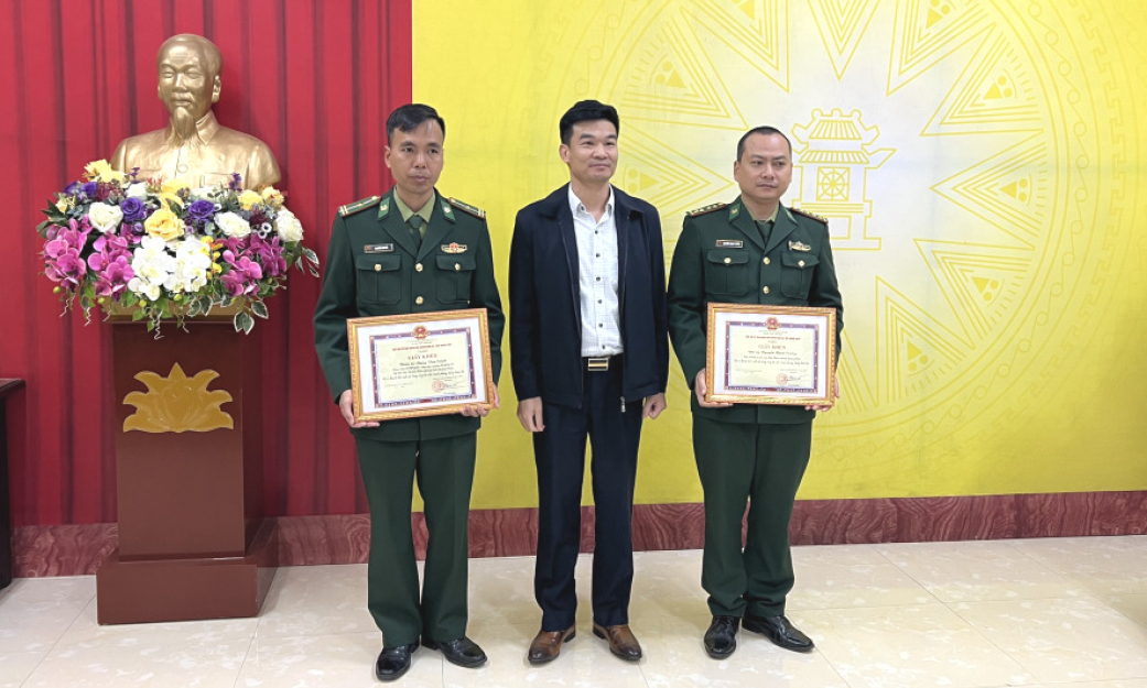 Khen thưởng nóng lực lượng bắt vụ vận chuyển số lượng lớn gia cầm, cá giống không rõ nguồn gốc