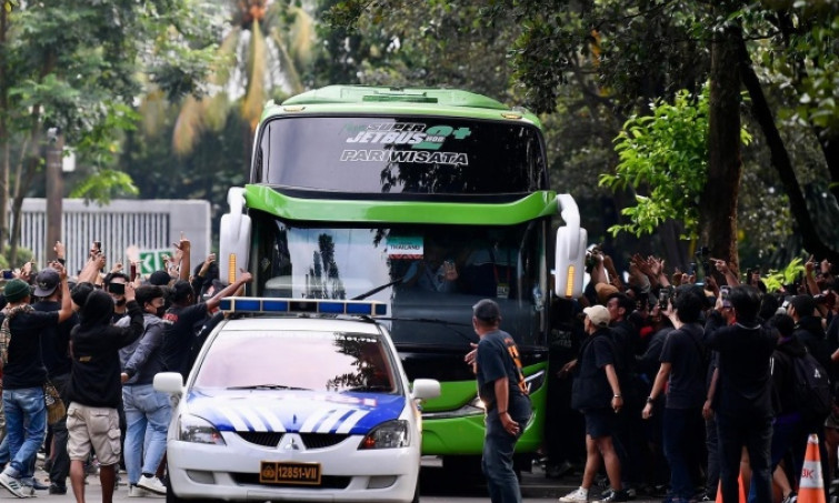 CĐV Indonesia tấn công xe buýt tuyển Thái Lan
