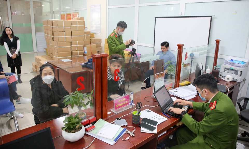 Sẵn sàng sử dụng CCCD gắn chip thay thế sổ hộ khẩu 