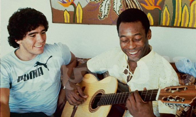 Pele chơi bóng cùng Maradona trên... thiên đường