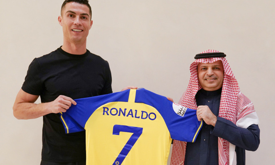 Ronaldo chính thức ký Al Nassr, hưởng lương cao nhất lịch sử