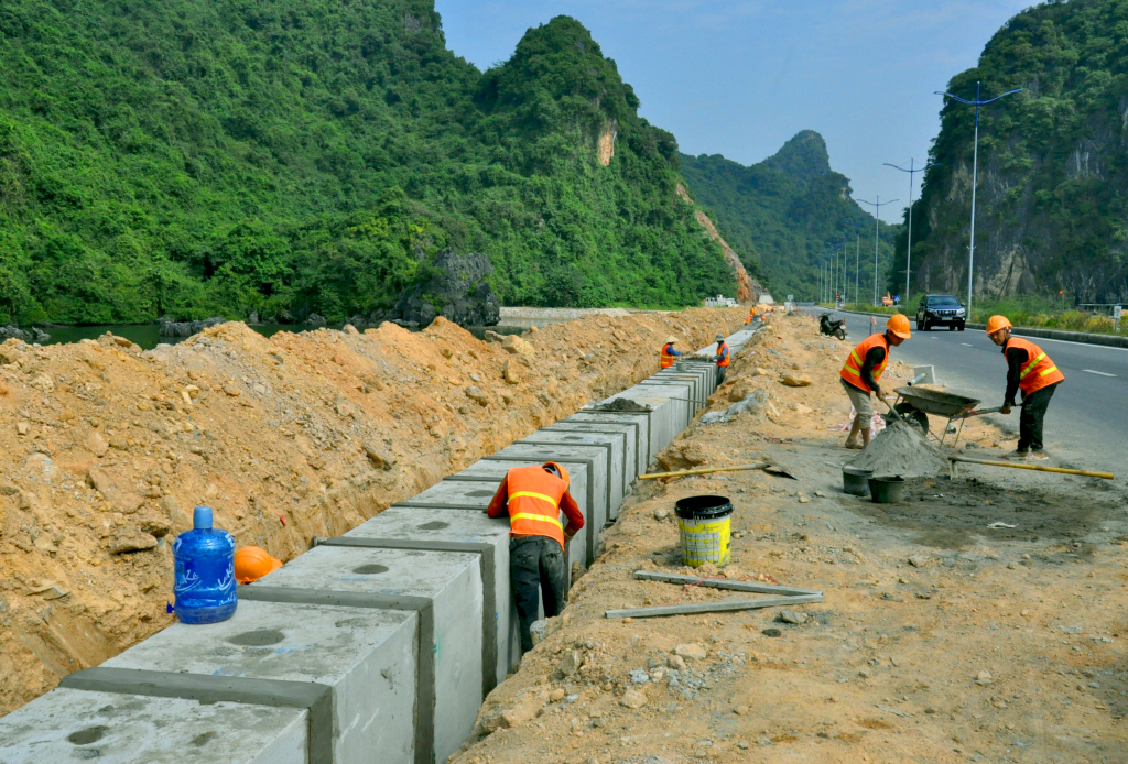 Tiếp tục thực hiện thi công hoàn thiện đường bao biển Hạ Long, Cẩm Phả.