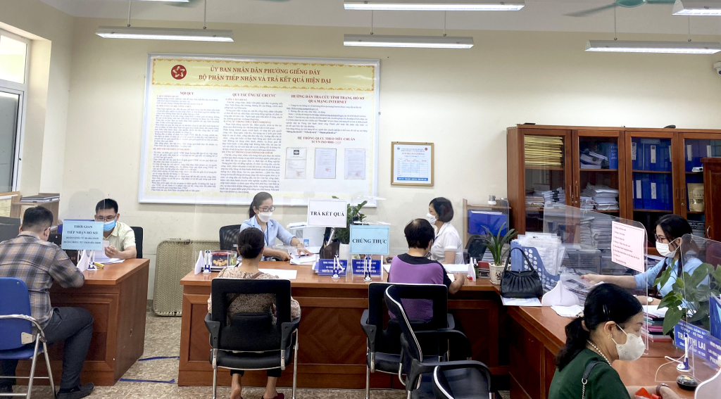Người dân đến làm thủ tục hành chính tại Bộ phận tiếp nhận và trả kết quả hiện đại phường Giếng Đáy, TP Hạ Long.
