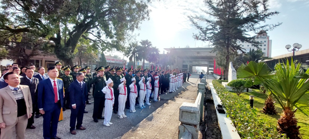 Trang trọng lễ chào cờ đầu năm mới tại Khu di tích lịch sử Nhà lưu niệm Bác Hồ