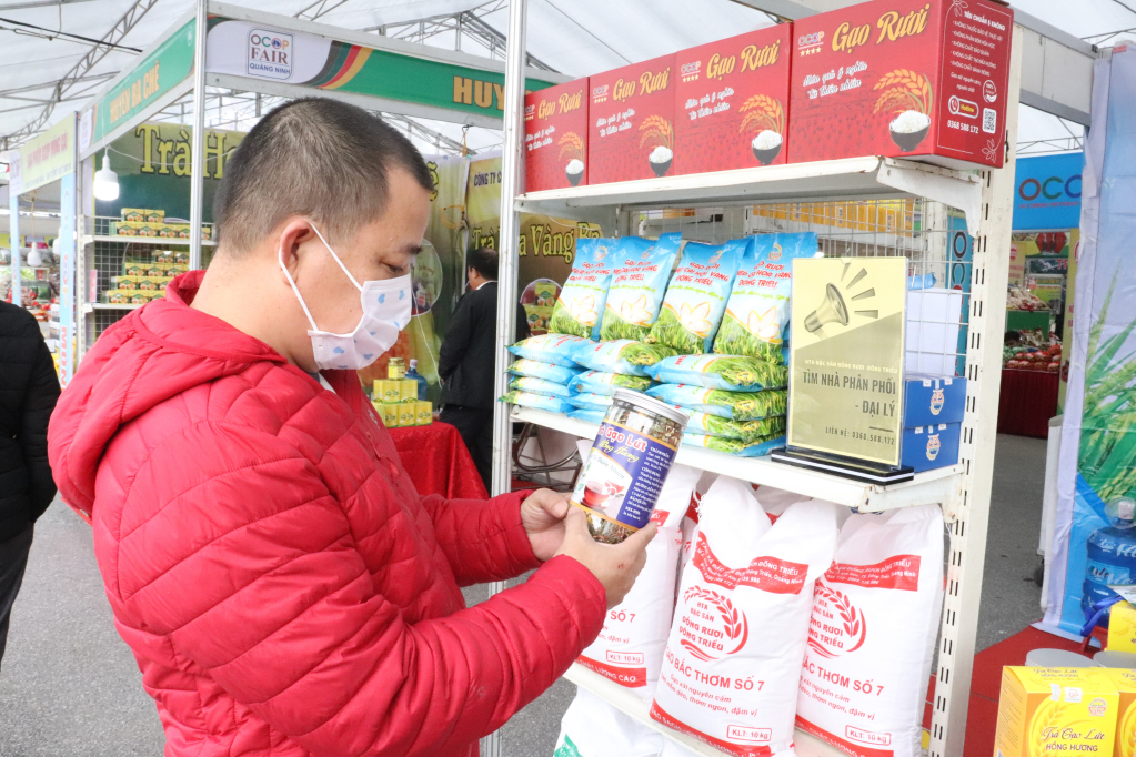 Người dân, du khách mua sắm hàng hóa tại Hội chợ OCOP Quảng Ninh - Đông 2022.