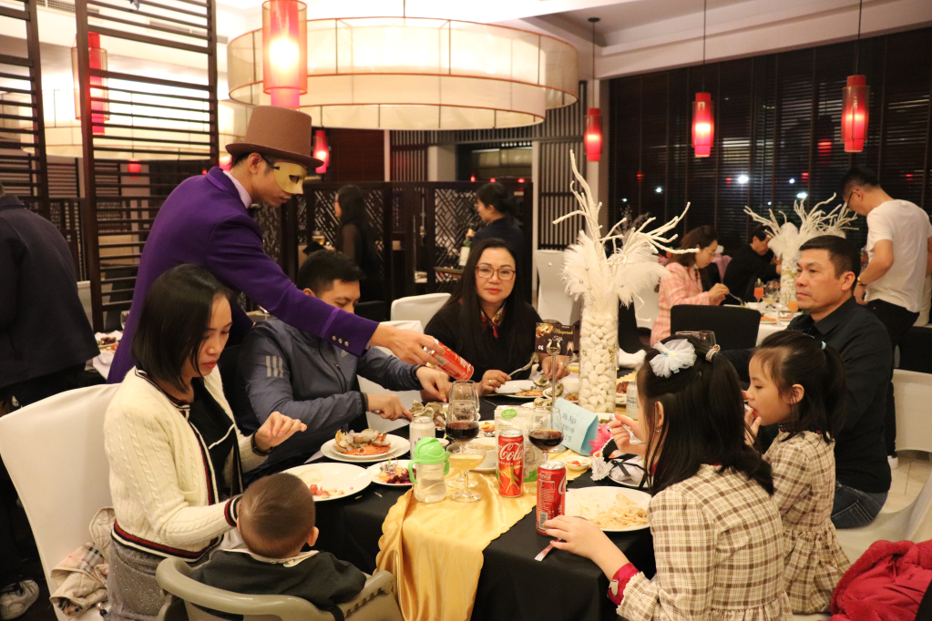 Khách sạn Novotel Hạ Long tổ chức tiệc chào năm mới cho người dân và du khách. 