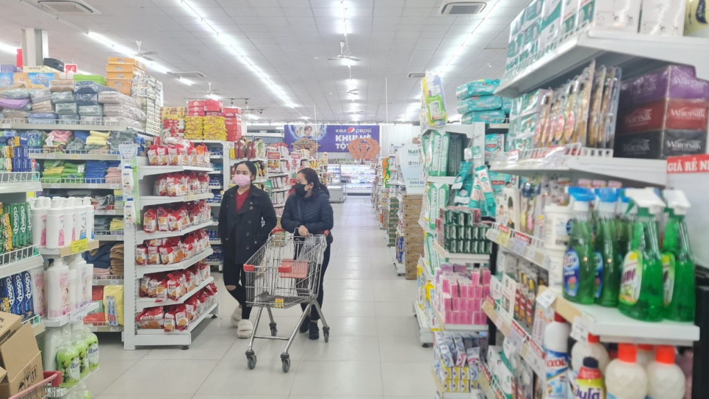 Các loại hàng hóa phục vụ nhân dân mua sắm dịp Tết Nguyên đán tại các siêu thị, cửa hàng trên địa bàn TX Quảng Yên khá phong phú.