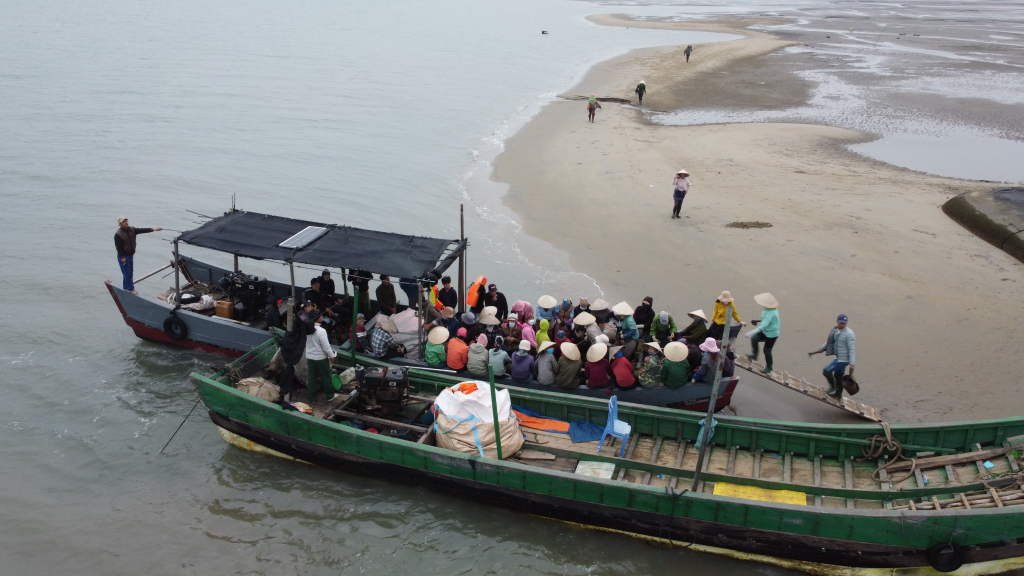 Đò chở ngư dân khai thác thủy sản khu vực cảng Vạn Ninh không trang bị áo phao cứu sinh, có nguy cơ cao dẫn đến mất an toàn.