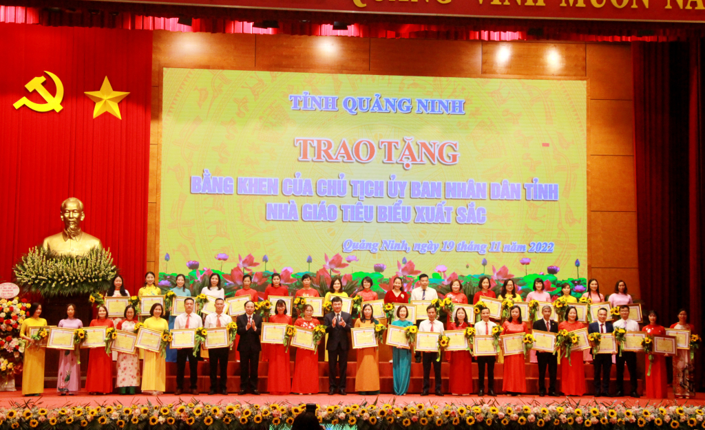 Các nhà giáo tiêu biểu xuất sắc được nhận Bằng khen của UBND tỉnh nhân kỷ niệm 40 năm Ngày Nhà giáo việt Nam (20/11/1982- 20/11/2022). Ảnh: Thu Chung