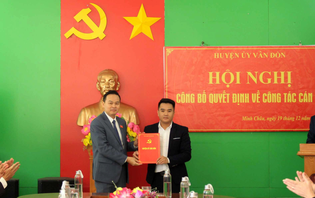 Đồng chí Trương Mạnh Hùng, Bí thư Huyện uỷ Vân Đồn trao quyết định điều động và chỉ định đồng chí Nguyễn Thanh Sơn, Phó Chánh Văn phòng Huyện uỷ giữ chức vụ Bí thư Đảng uỷ xã Minh Châu nhiệm kỳ 2020 - 2025.
