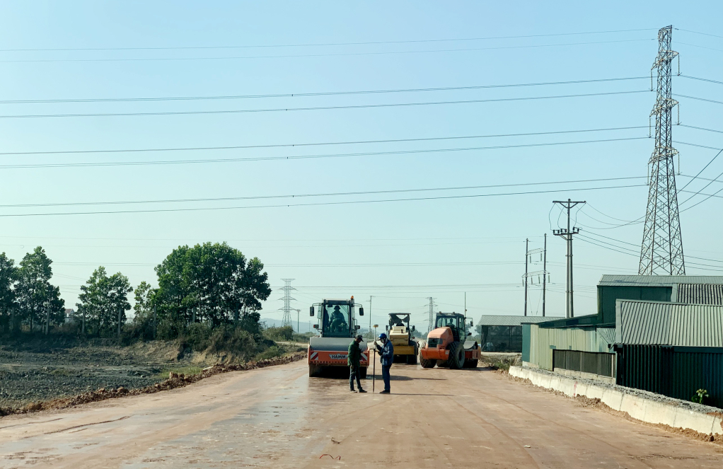 Tuyến đường trung tâm TX Đông Triều đang tích cực được triển khai đầu tư xây dựng. Ảnh: Mạnh Trường