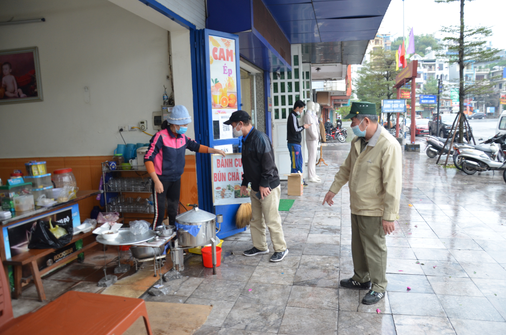 CCB Chi hội CCB khu phố 5, phường Bạch Đằng, TP Hạ  Long nhắc nhở người dân kinh doanh không lấn chiếm vỉa hè lòng đường  đảm bảo ANTT, ATGT tại khu phố.