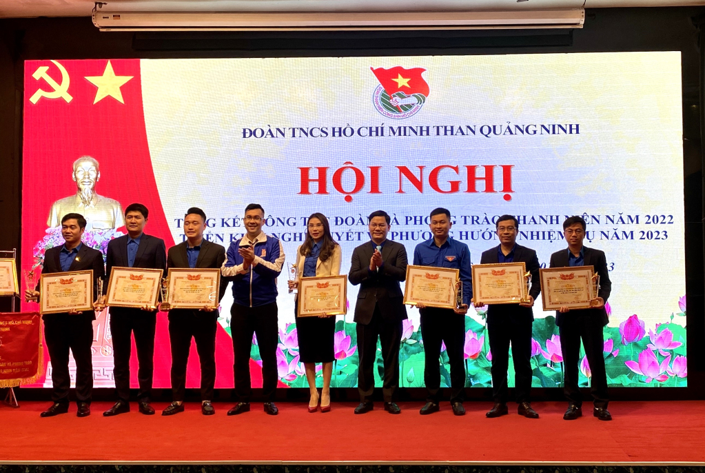 7 đơn vị dẫn đầu các khối thi đua của đoàn Than Quảng Ninh năm 2022 được khen thưởng.