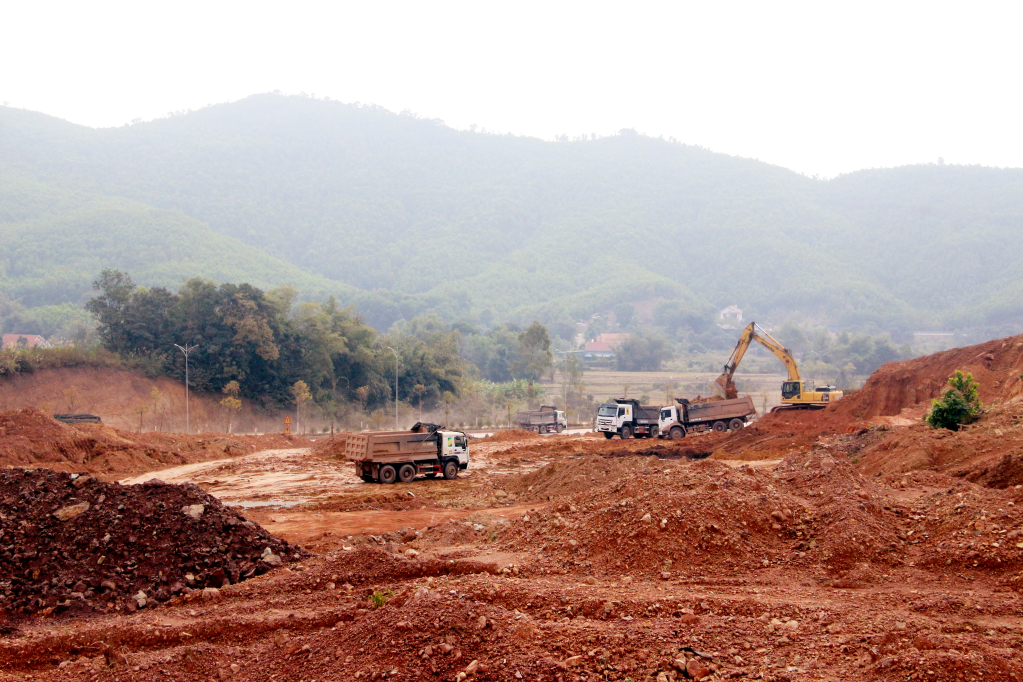 Hạ tầng kỹ thuật khu tái định cư xã Vạn Yên đang được nhà thầu triển khai bốc xúc đất đá.