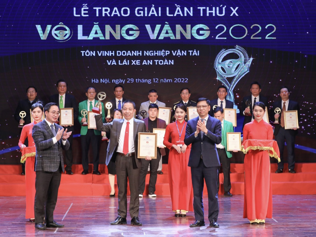 Thứ trưởng Bộ GTVT Nguyễn Xuân Sang và Phó Tổng Giám đốc Đài Tiếng nói Việt Nam Phạm Mạnh Hùng trao giải “Vô lăng vàng” cho các doanh nghiệp đạt giải.