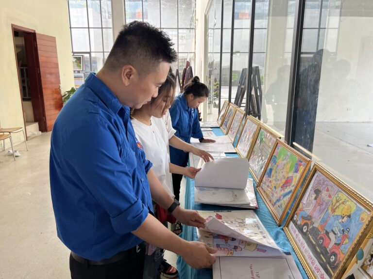 Các tác phẩm tranh vẽ, tập san tuyên truyền – sản phẩm của các thanh thiếu nhi trên toàn huyện Tiên Yên với chủ đề “Giao thông an toàn”.