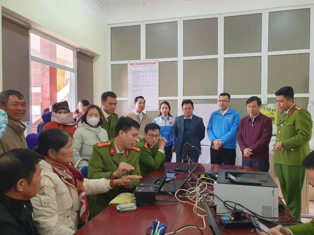 Huyện Đoàn Hải Hà phối hợp với lực lượng Công an huyện hỗ trợ cấp mã định danh điện tử cho người dân trên địa bàn.
