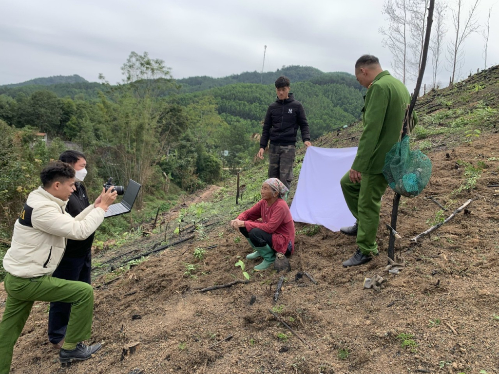 Tổ công tác lưu động Công an huyện Ba Chẽ đến tận đồi nương làm CCCD và định danh điện tử cho bà Vi Thị Nhạn (thôn Xóm Mới, xã Lương Mông). Ảnh do Công an huyện Ba Chẽ cung cấp.