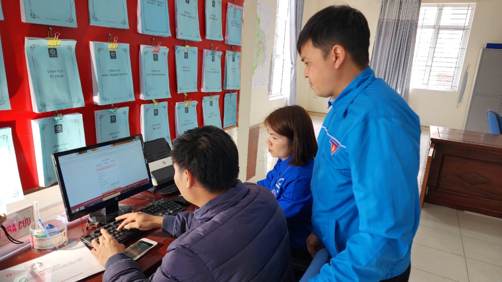 Đoàn viên thanh niên huyện Ba Chẽ hướng dẫn công dân nộp hồ sơ trực tuyến.
