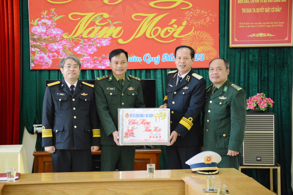 Bộ Tư lệnh Vùng 1 Hải quân tặng quà Đồn Biên phòng đảo Trần.  