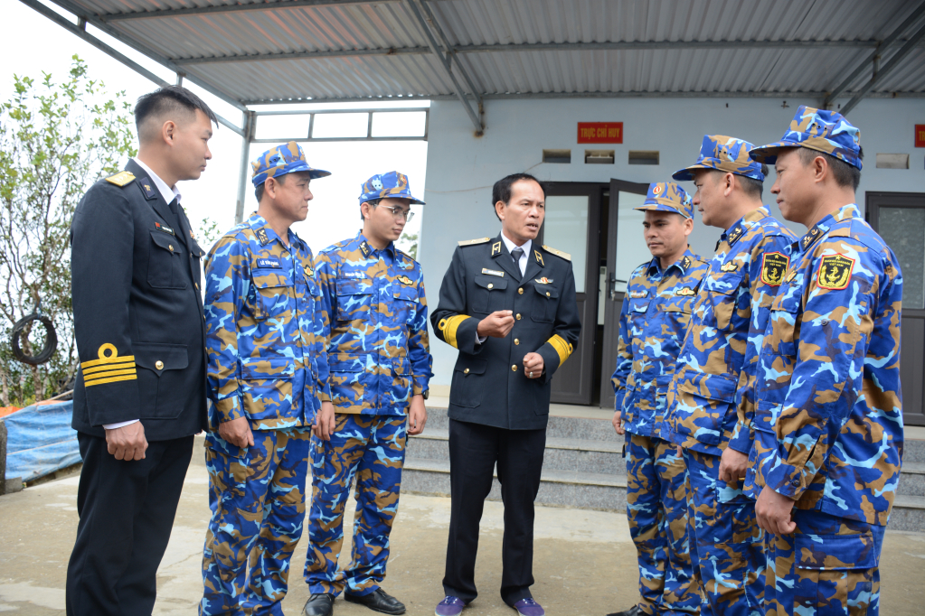 Lãnh đạo Bộ Tư lệnh Vùng 1 Hải quân làm việc với Trạm Rada 485 (đảo Trần).