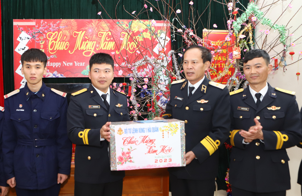 Bộ Tư lệnh Vùng 1 Hải quân tặng quà cán bộ, chiến sỹ Trạm Ra đa 480 (đảo Trần)