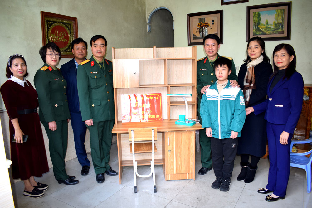 Em Đặng Vũ Thiện và gia đình nhận góc học tập, món quà của Ban CHQS TP Cẩm Phả