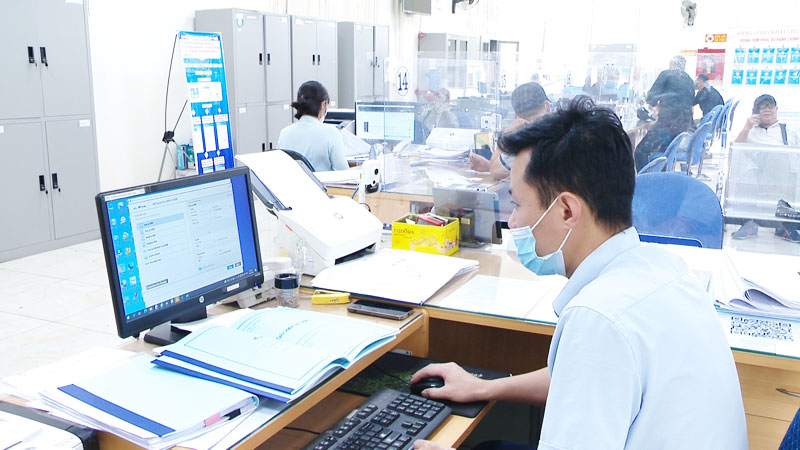 Cán bộ tại Trung tâm Hành chính công TX Đông Triều xử lý hồ sơ TTHC theo quy trình