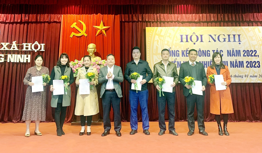 Nhân dịp này, lãnh đạo BHXH tỉnh trao quyết định điều động luân chuyển cán bộ ngành BHXH theo quy định của ngành đáp ứng nhiệm vụ giao.