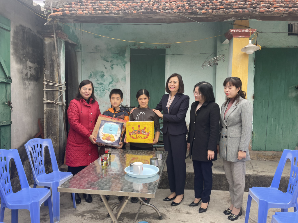Chủ tịch Hội LHPN tỉnh thăm, chúc Tết và tặng quà gia đình chị Phạm Thị Thúy, phường Cộng Hòa, TX Quảng Yên.