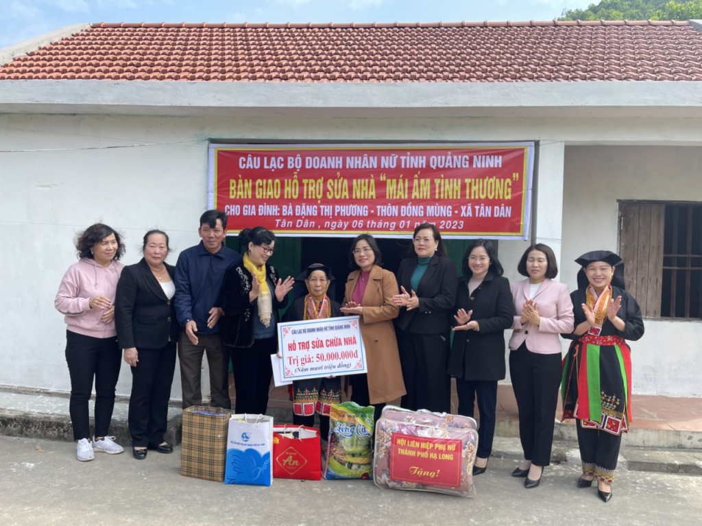 Đồng chí Nguyễn Thị Thủy - Phó Chủ tịch Hội LHPN tỉnh thăm, chúc Tết và tặng quà bà Đặng Thị Phương tại  xã Tân Dân, TP Hạ Long.