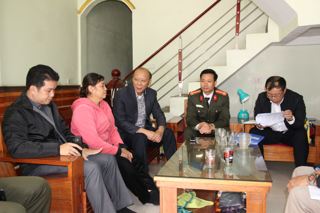 Đồng chí Trần Đức Thắng – Chủ tịch UBND Thị xã trực tiếp gặp gỡ, trao đổi, vận động đối với các hộ dân.