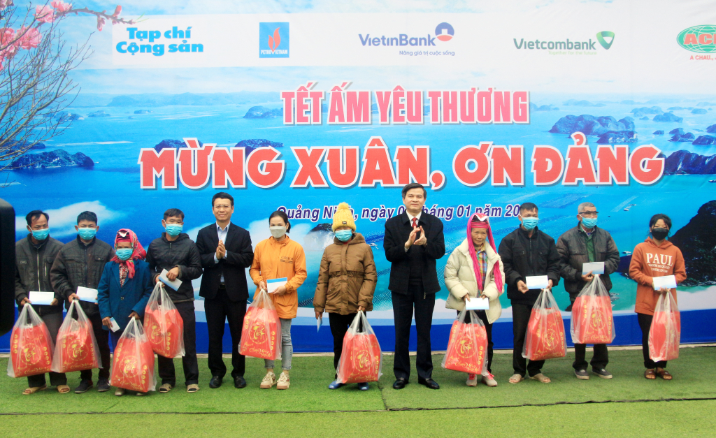 Đoàn công tác tặng quà Tết cho các hộ dân xã Quảng Đức, huyện Hải Hà.