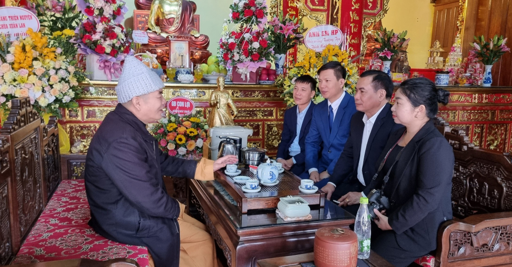 Đồng chí Hoàng Đức Hạnh, Phó Chủ tịch Thường trực Ủy ban MTTQ tỉnh thăm, chúc tết trụ trì chùa Xuân Lan.